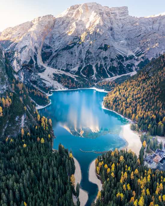 Autumn in the Dolomites' de Tom Bridges mostra o Lago di Braies, um lago azul brilhante no coração das montanhas Dolomitas na Itália.